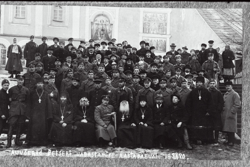 2.Jalaväepolgu sõdurid ja ohvitserid Petseri kloostris.