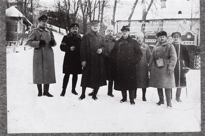 Vabadussõda. Ameerika Ühendriikide sõjaväeline esindaja Petseris.Vasakult: 1. Sõjavägede ülemjuhataja staabi käsundusohvitser kapten Eduard Villmann, 2. Kindralstaabi Valitsuse ülem polkovnik Jaan Rink, 3. Ameerika Ühendriikide sõjaväeline esindaja kapten August Krantz, 4. Soome Põhja Poegade Rügemendi ülem polkovnik Hans Kalm, 5. Välisministeeriumi sekretär Hermann Hellat, 6. tõlk, 7. 2.Jalaväepolgu ülem alampolkovnik Hans Kurvits, 8. 2.Jalaväepolgu 1.pataljoni ülem kapten Johannes Anderson.  duplicate photo