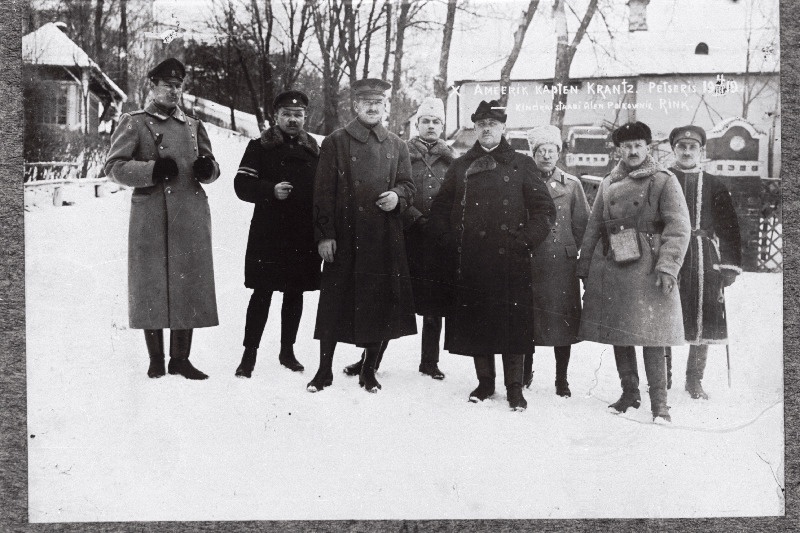 Vabadussõda. Ameerika Ühendriikide sõjaväeline esindaja Petseris.Vasakult: 1. Sõjavägede ülemjuhataja staabi käsundusohvitser kapten Eduard Villmann, 2. Kindralstaabi Valitsuse ülem polkovnik Jaan Rink, 3. Ameerika Ühendriikide sõjaväeline esindaja kapten August Krantz, 4. Soome Põhja Poegade Rügemendi ülem polkovnik Hans Kalm, 5. Välisministeeriumi sekretär Hermann Hellat, 6. tõlk, 7. 2.Jalaväepolgu ülem alampolkovnik Hans Kurvits, 8. 2.Jalaväepolgu 1.pataljoni ülem kapten Johannes Anderson.