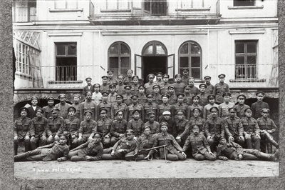 Vabadussõda. 2.Jalaväepolgu 11.rood [Vonagovos (Vanagava)?]. Istujate reas vasakult kaheksas rooduülem leitnant Mihkel Kuhlberg (Kulasalu), tema vasakul käel roodu nooremohvitser lipnik Karl Jungermann.  duplicate photo