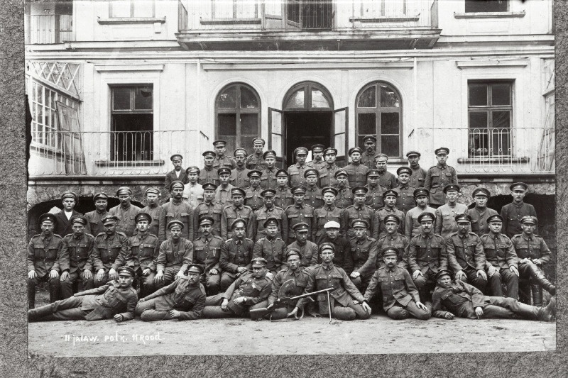Vabadussõda. 2.Jalaväepolgu 11.rood [Vonagovos (Vanagava)?]. Istujate reas vasakult kaheksas rooduülem leitnant Mihkel Kuhlberg (Kulasalu), tema vasakul käel roodu nooremohvitser lipnik Karl Jungermann.