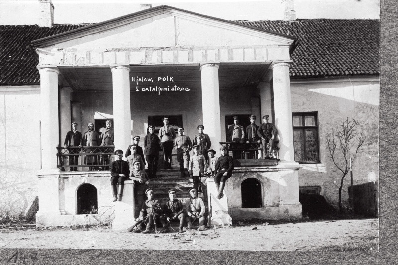 Vabadussõda. 2.Jalaväepolgu 1.pataljoni sõdurid [Saaluse] mõisa peahoone trepil.