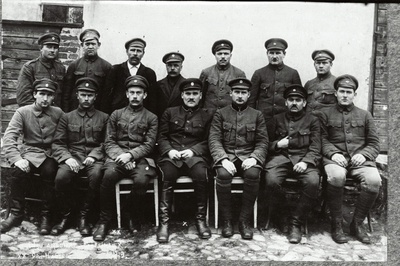 Vabadussõda. 2.Jalaväepolgu ambulantsi personal Marienburgis (Aluksne). Vasakult: I rida - 3. vanemarst Edgar Hansen, 4. endine vanemarst Gustav Reimann, 5. nooremarst Jaan Laas.  duplicate photo