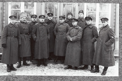 2.Jalaväepolgu ohvitserid.  duplicate photo