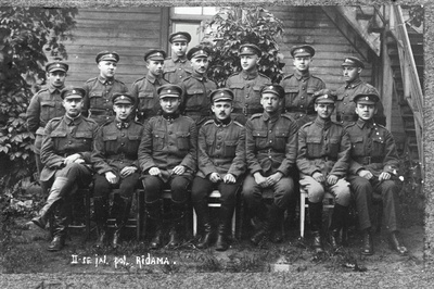 Vabadussõda. 2.Jalaväepolgu staabi reajaoskonna kirjutajad Marienburgis (Aluksne). Esireas vasakult kolmas polgu adjutant leitnant Juhan Järver, neljas adjutandi abi alamleitnant Johan Paul.  duplicate photo