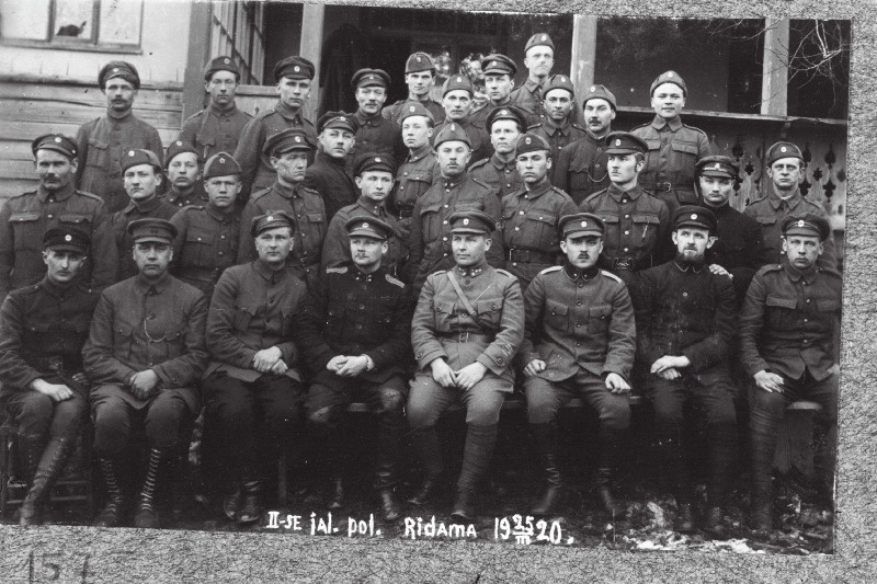 2.Jalaväepolgu staabi reajaoskonna kirjutajad. Esireas vasakult neljas polgu adjutant leitnant Rudolf Veidebach, viies polguülem kapten Aleksander Rosalk, kuues adjutandi abi alamleitnant Juhan Paul.