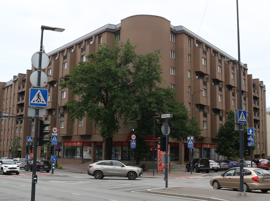 Elu- ja ärihoone Tallinnas Pronksi tn, vaade hoonele nurgalt. Arhitekt Rein Luup, EP rephoto