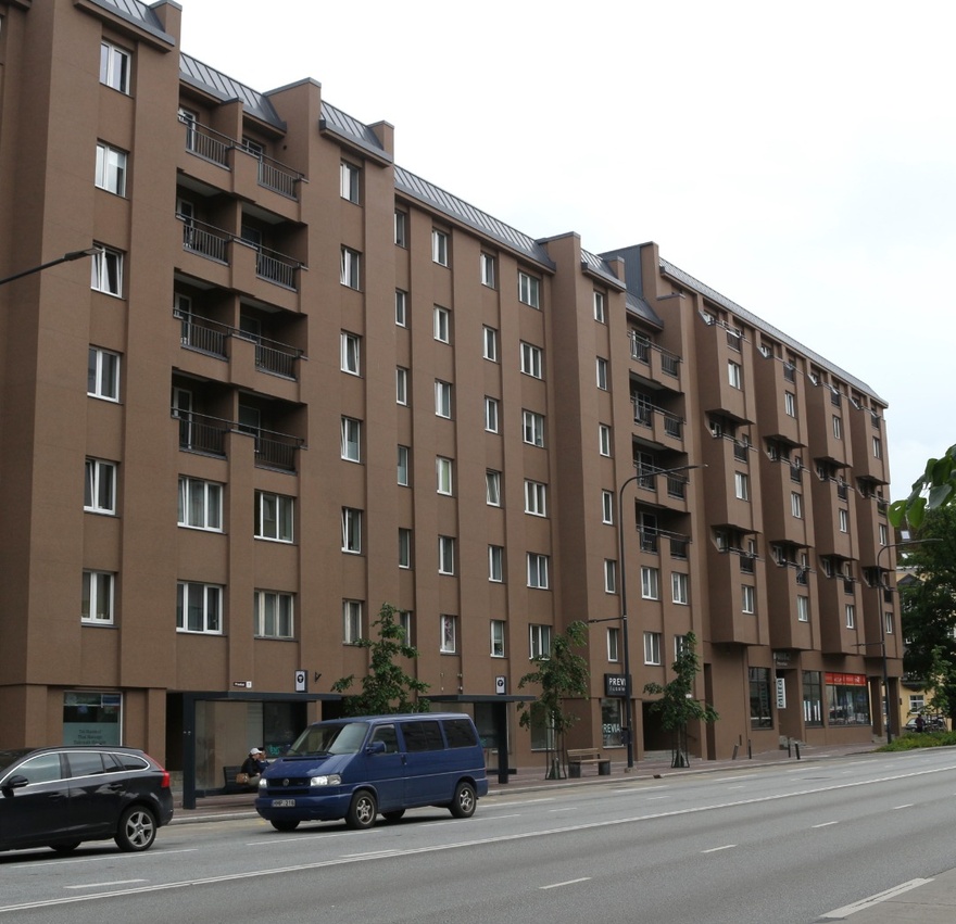 Elu- ja ärihoone Tallinnas, vaade hoonele nurgalt. Arhitekt Rein Luup rephoto