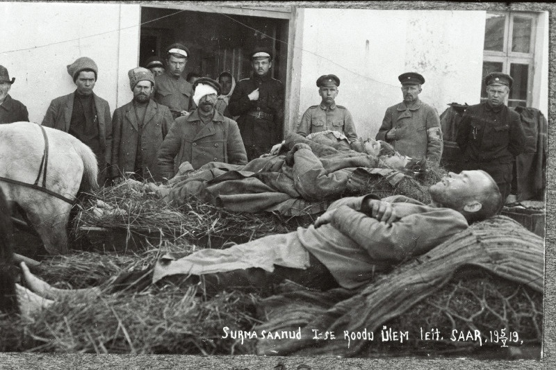 Vabadussõda. Kergatsi külas langenud 2.Jalaväepolgu 1.roodu ajutise ülema alamleitnant Julius Saare ja tema võitluskaaslaste surnukehad Haanjas.