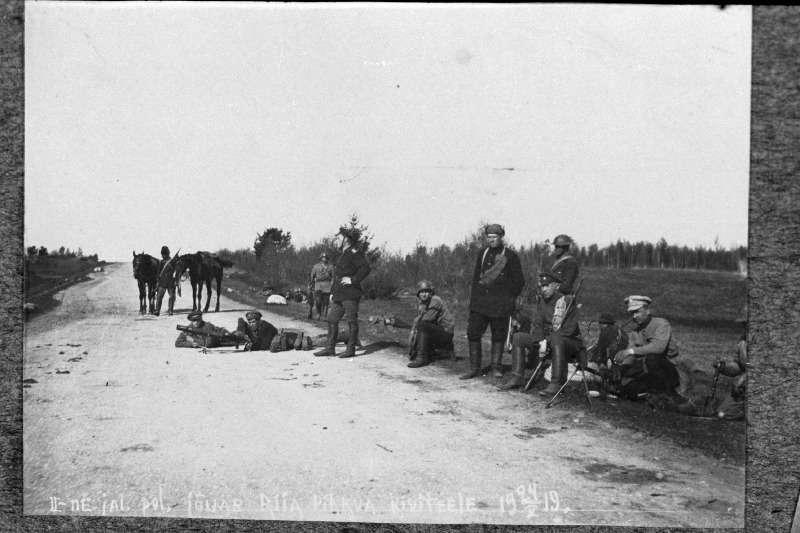Vabadussõda. 2.Jalaväepolgu 5.roodu sõdurid pärast jõudmist Riia-Pihkva kiviteele. Seisab käsi puusas roodu vanemohvitser alamleitnant Aleksander Parts.
