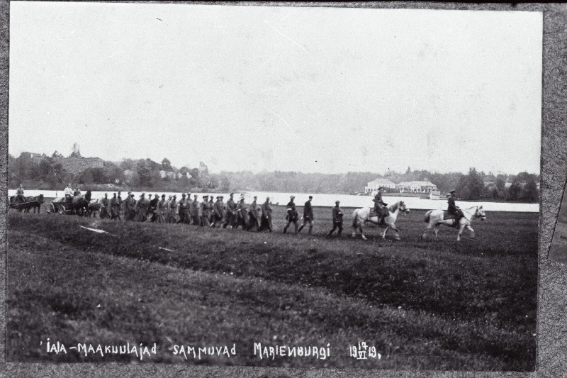 Vabadussõda. 2.Jalaväepolgu jalamaakuulajate komando liikumas Marienburgi (Aluksne) suunas.
