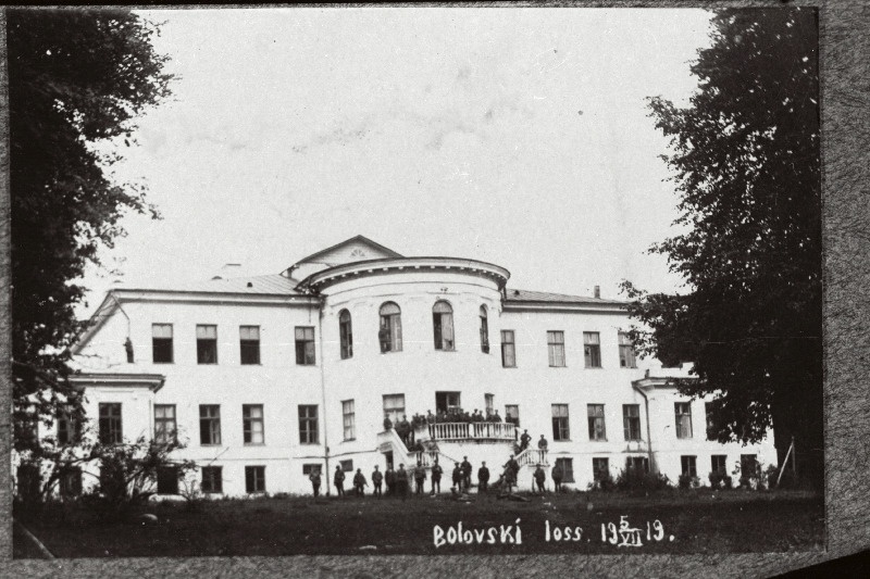 Vabadussõda. 2.Jalaväepolgu 1.roodu sõdurid Bolweni (Balvi) mõisa peahoone ees.