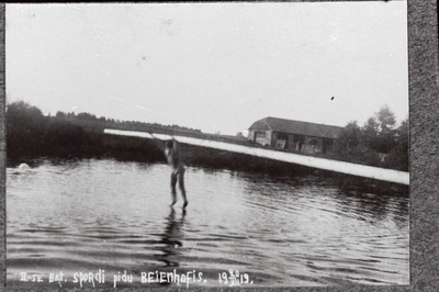 Vabadussõda. 2.Jalaväepolgu 2.pataljoni spordipidu Beijenhofi mõisas (Bejas muiža). Poomil kõndija vette kukkumas.  duplicate photo