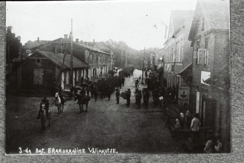 Vabadussõda. 2.Jalaväepolgu 3.pataljon marssimas Marienburgis (Aluksne).