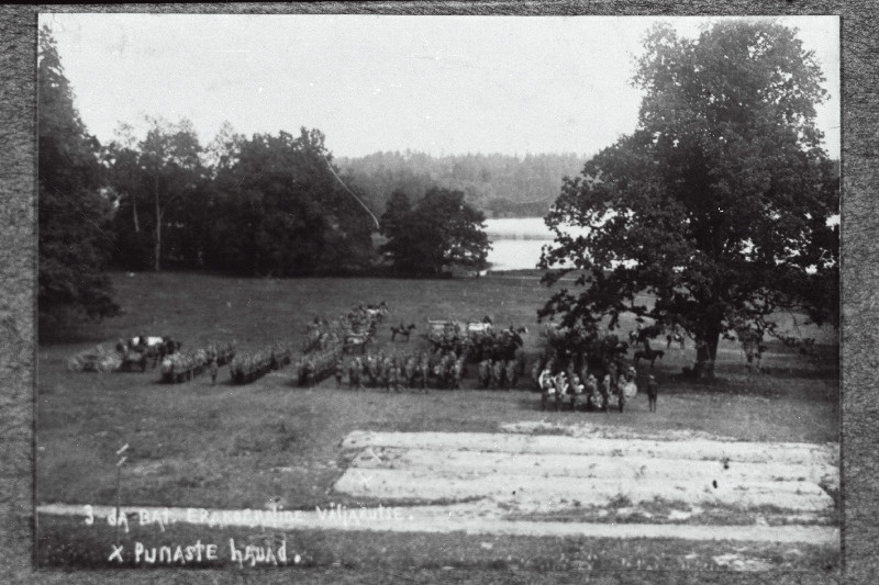 Vabadussõda. 2.Jalaväepolgu 3.pataljon Balvi järve ääres. Esiplaanil hukatud punaste ühishauad.