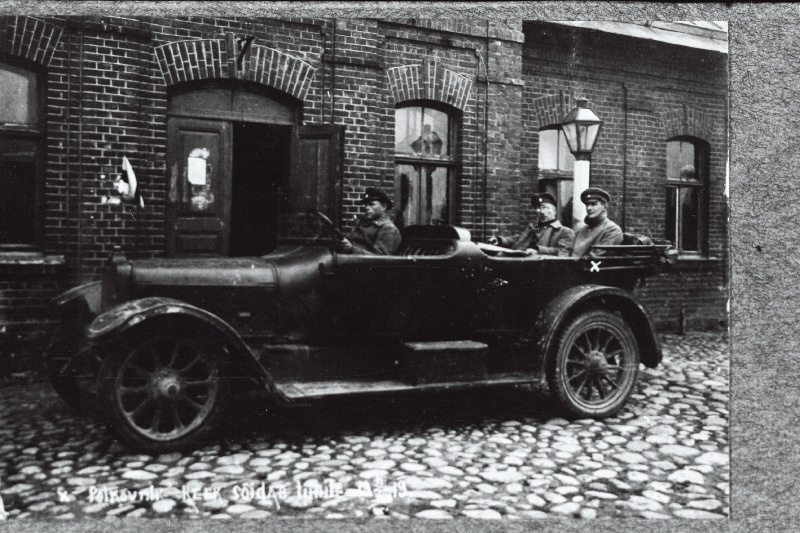 Vabadussõda. 3.Diviisi staabiülem alampolkovnik Nikolai Reek (tagaistmel paremal) enne eesliinile sõitmist. Tema kõrval staabi operatiivadjutant leitnant Oskar Taft.