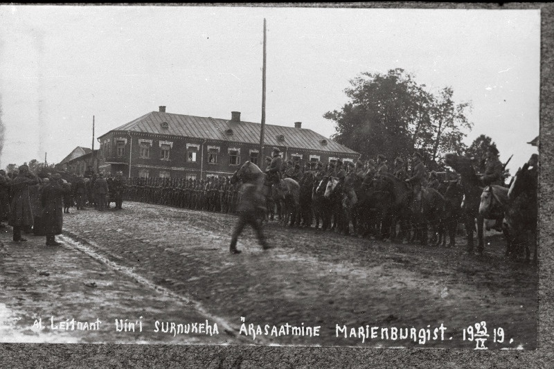 Vabadussõda. Berjozki küla all lahingus langenud 2.Jalaväepolgu jalamaakuulajate komando ülema alamleitnant Johan Uini põrmu ärasaatmine Marienburgist (Aluksne) kodukohta Puhja.