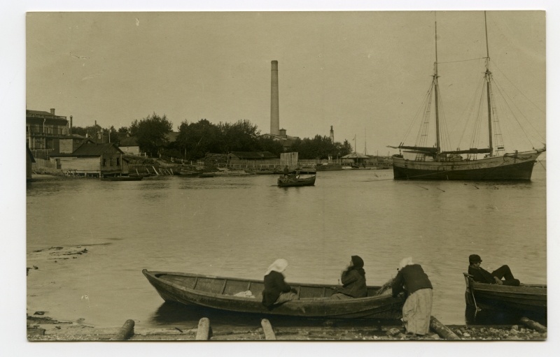 Paadid ja purjelaev Narva-Jõesuus