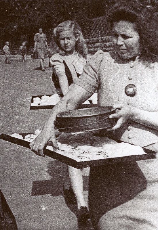 Eestlastest põgenikud Geislingeni DP (displaced persons) laagris. Saiad viiakse küpsetamiseks saksa pagari juurde.