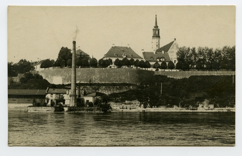 Narva pumbamaja jõe kaldal ja Jaani kirik