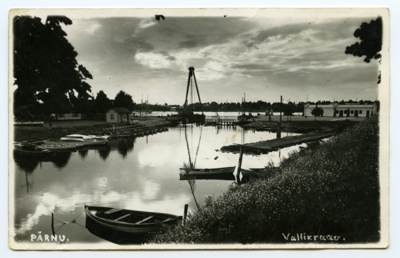 Paadid Pärnu Vallikraavis. Paremal sadama reisijatehoone?