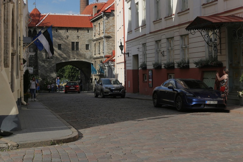 Kaader dokfilmist "Matkaradadel". rephoto