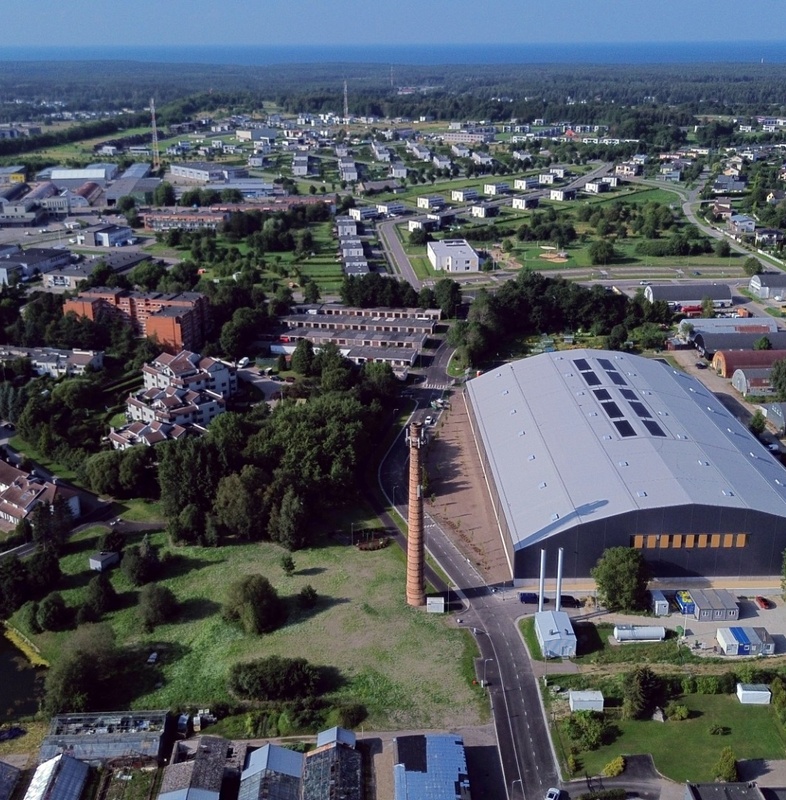 Õhuvaade Viimsile: Pirita lillekasvatussovhoosi aiandi hoonestus, esiplaanil katlamaja rephoto