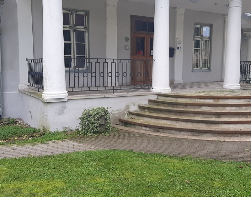 Foto. Suurvürst, tulevane keiser Aleksander III perekonna ja kaaskondlastega Haapsalus de la Gardie lossi ees, 1880. rephoto