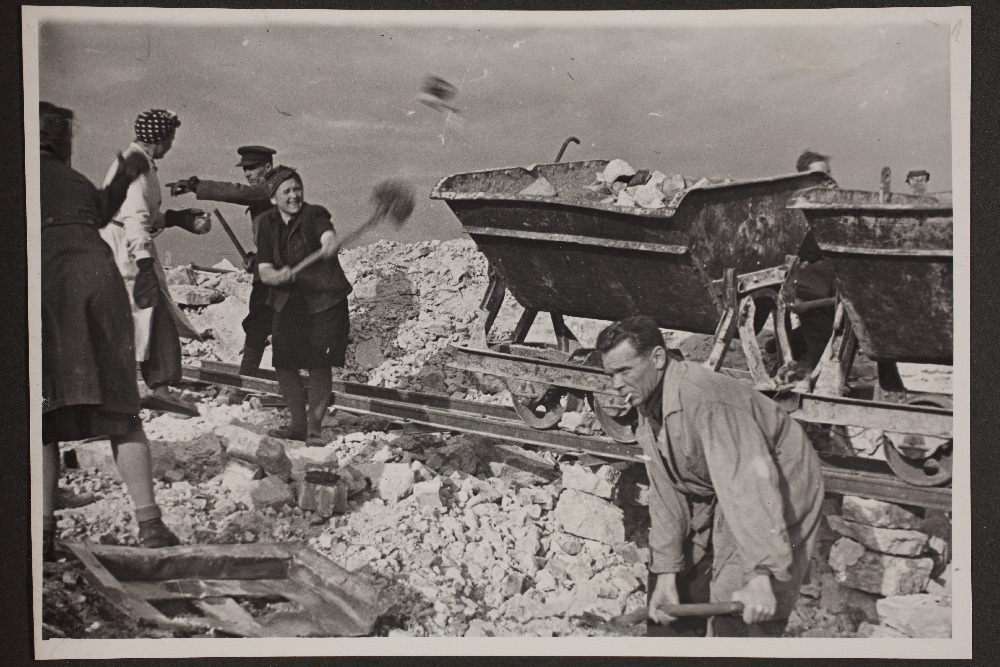 Riigiarhiivi töötajad Tallinnas varemeid lammutamas