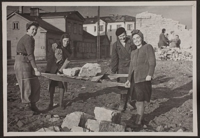 Riigiarhiivi töötajad Tallinnas varemeid lammutamas  duplicate photo