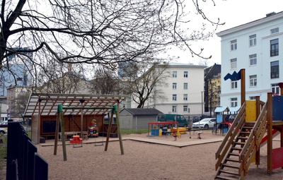 People on Väike-Kompassi Street in Tallinn (only a stone house located only at the backyard, with the current address Reimani 5a) rephoto