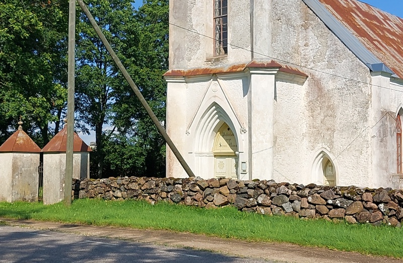 Foto. Piirsalu kirik. Hobune kiriku ees. Mustvalge. rephoto