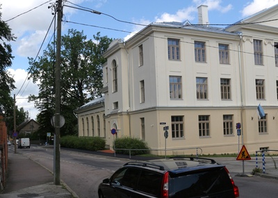 Tartu, Karlova ja Lina tänava nurk. 1925. aastal ehitati puumaja asemele koolimaja - hilisem 7. Keskkool. rephoto