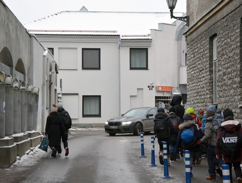 Aia tänav. Otsesuunas algkooli hoone (lammutatud), vasakul heeringapraakimise kuur. rephoto