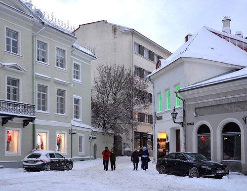 Alte Lehmstrasse mit Pforte. Vana-Viru tänav linnaväravaga. Vaade Gahlenbäcki majale. rephoto