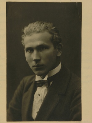 Eesti Üliõpilaste Seltsi liige Oskar Parmas (1923. a-ni Parmasson), portreefoto  similar photo
