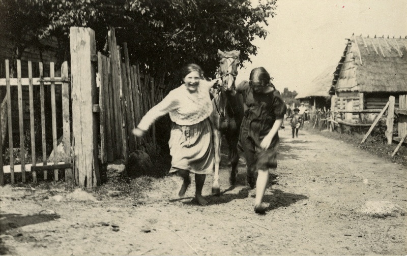 Abruka külatüdrukud hobust vedamas.