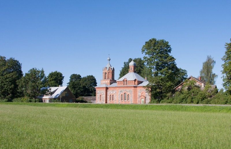 Vaade Kergu õigeusu kirikule, koolimajale (paremal) ja preestrimajale. rephoto