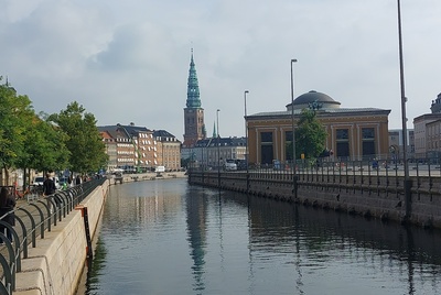 Fotopostkaart. Kopenhaagen'i vaade Thorvaldseni muuseumiga rephoto