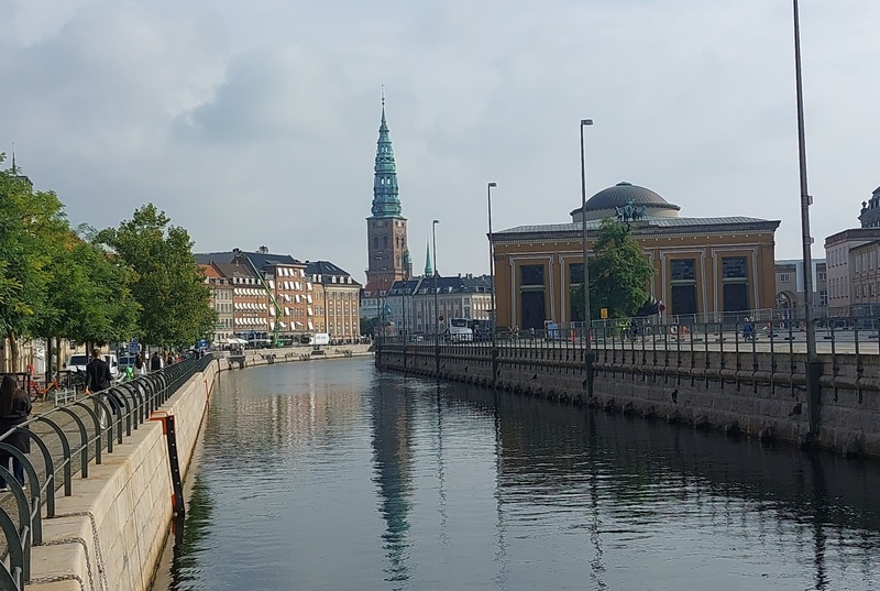Fotopostkaart. Kopenhaagen'i vaade Thorvaldseni muuseumiga rephoto
