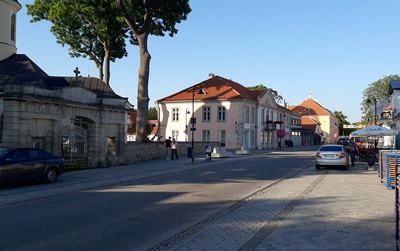 Vaade piki Lossi tänavat kesklinna poole: vasakul Nikolai kiriku väravad rephoto