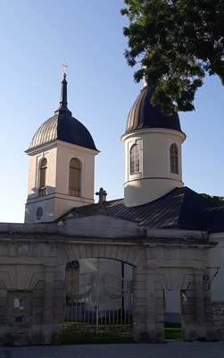 Kuressaare Püha Nikolai kirik, vaade väravale ja tornidele rephoto