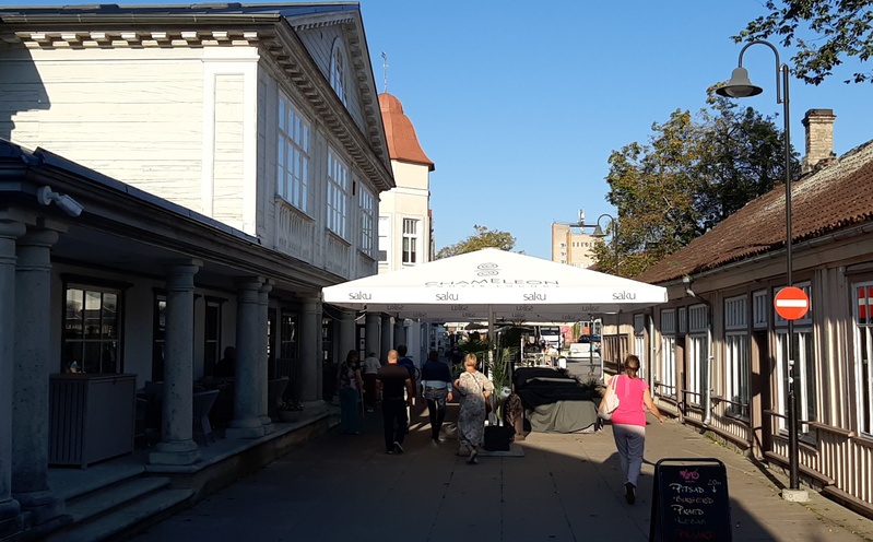 Kuressaare linn: vaade Turu ja Kauba tänava nurgalt keskväljaku suunas. Esiplaanil kaubahoovi hoone. 1921. a. rephoto