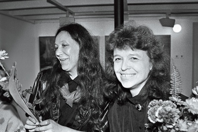 Maalikunstnike Ülle Raadiku (vasakul) ja Kristiina Kaasiku näituse avamisel Vaal galeriis.  similar photo