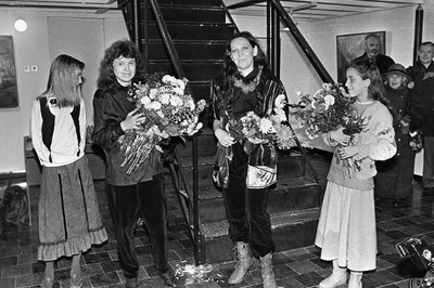 Maalikunstnike Ülle Raadiku (paremal) ja Kristiina Kaasiku näituse avamine Vaal galeriis.  similar photo