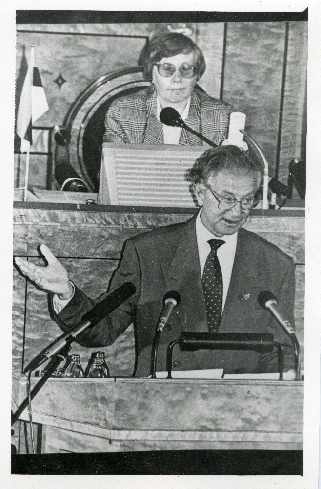 ENSV Ülemnõukogu istungil Toompeal esineb Uno Mereste. Tagapool istungijuhataja rollis Marju Lauristin