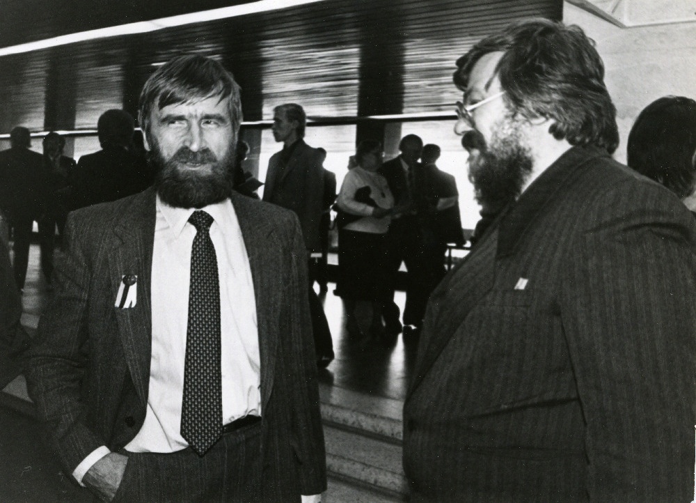 Heinz Valk (vasakul) vestlemas tundmatu mehega Tallinna Linnahalli fuajees Rahvarinde asutamiskongressi ajal