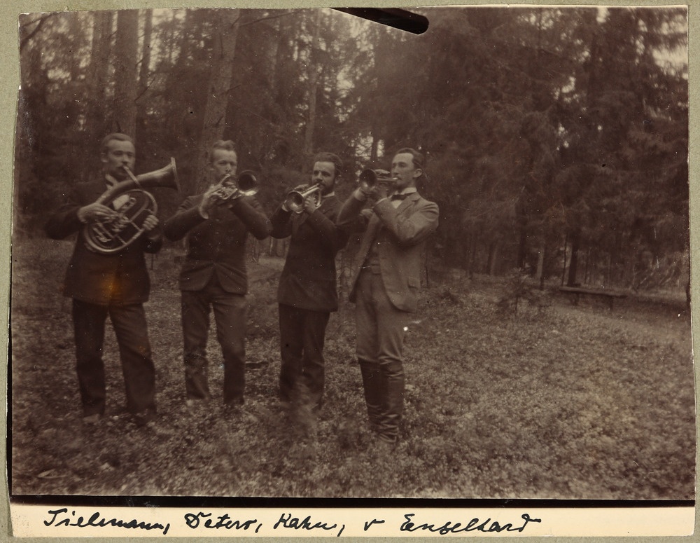 Usuteaduse Üliõpilaste Seltsi puhkpillikvartett esinemas Keeri metsas