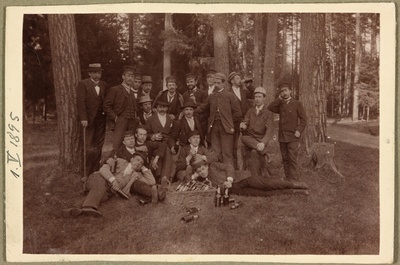 Usuteaduse Üliõpilaste Seltsi maipidu Keeri metsas, grupifoto  duplicate photo