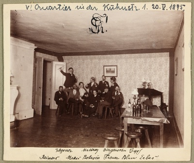 Usuteaduse Üliõpilaste Seltsi liikmed seltsikorteris Küüni tn 1  duplicate photo